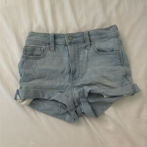 Hollister Light wash blue denim shorts
Lightly Worn, excellent condition